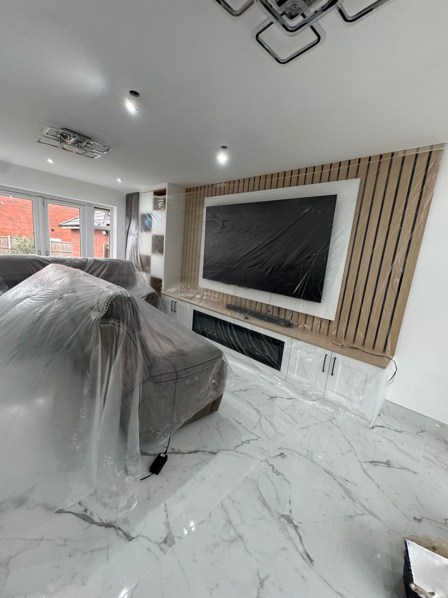 Contemporary living room with marble-effect feature wall